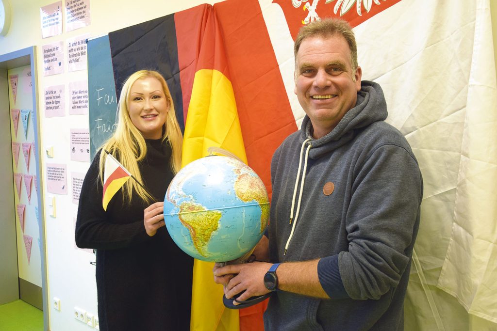 Sie wollen die Eider-Nordsee-Schule künftig europäischer gestalten: Schulleiter Thorsten Rode und Klassenlehrerin Maria Polomka, die an der Gemeinschaftsschule auch eine Europa-AG leitet. Foto: Ullm